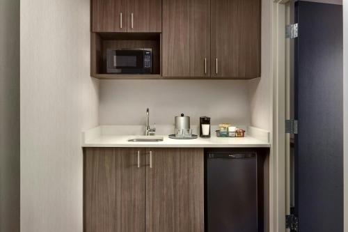 holiday inn and suites atlanta n chamblee dunwoody