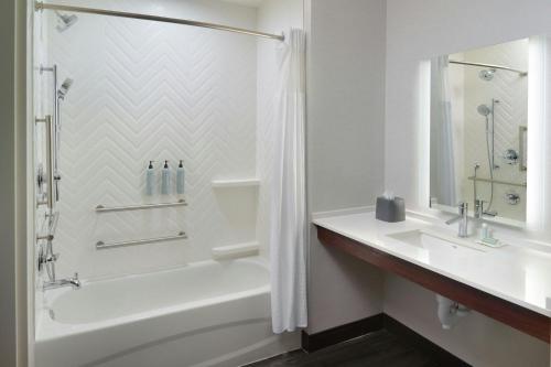 holiday inn and suites atlanta n chamblee dunwoody