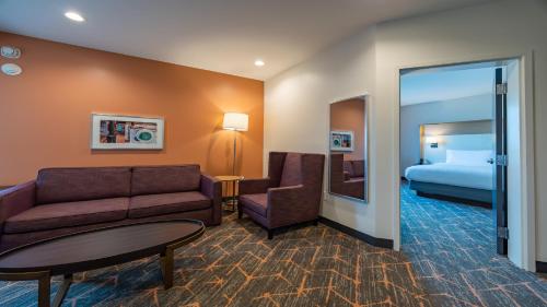 holiday inn and suites atlanta n chamblee dunwoody