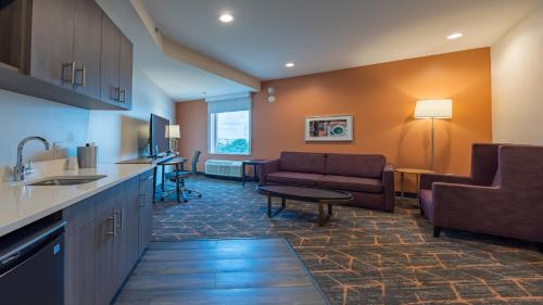holiday inn and suites atlanta n chamblee dunwoody