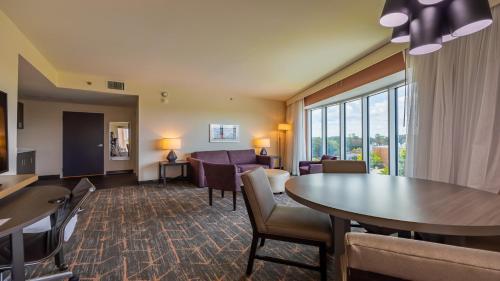holiday inn and suites atlanta n chamblee dunwoody