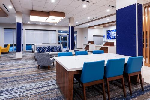 holiday inn express and suites senatobia i 55