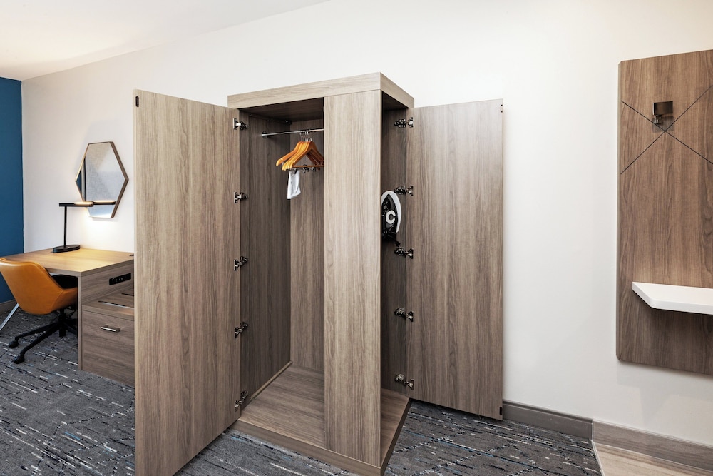 holiday inn express and suites senatobia i 55