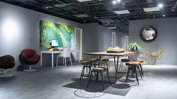 Chiayi King Hotel,Near Art Site Of Chiayi Railway Warehouse,4 star