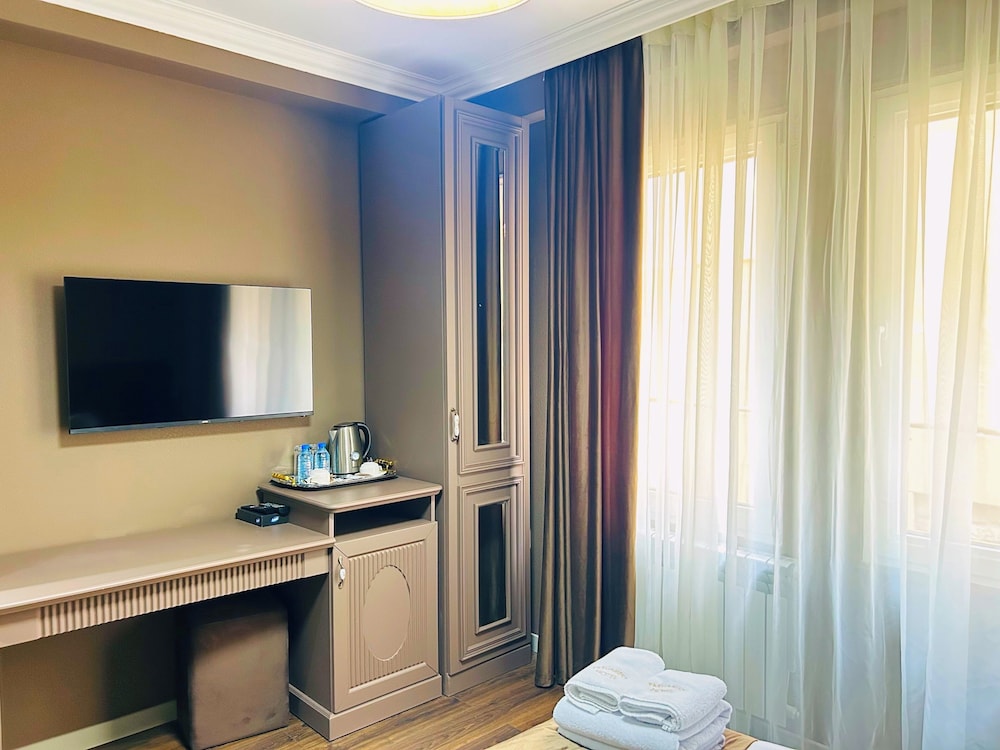 parliament hotel and restaurant