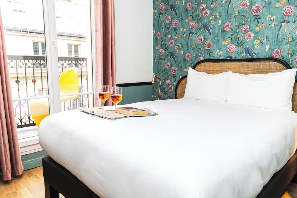 vintage paris gare du nord by hiphophostels