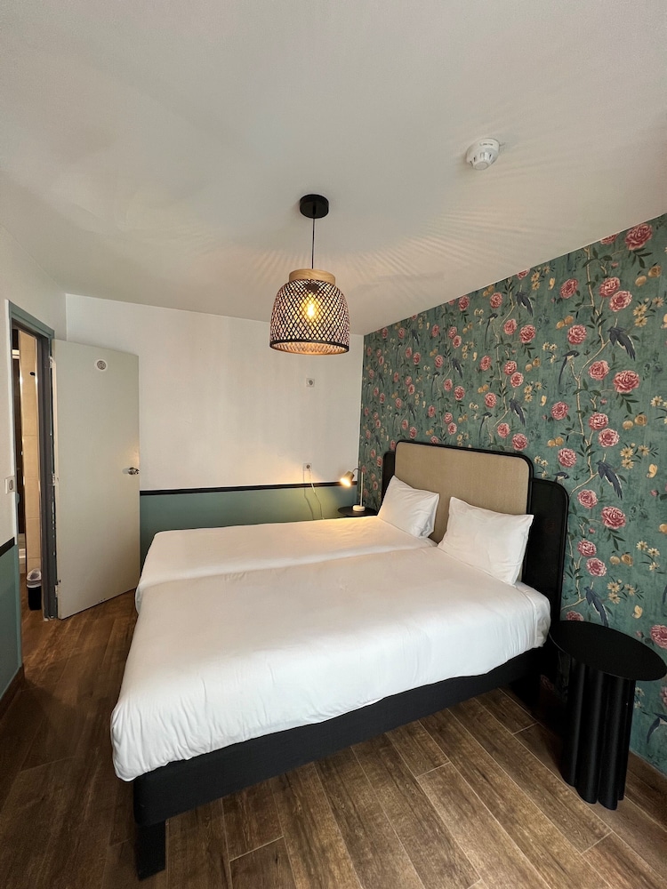 vintage paris gare du nord by hiphophostels