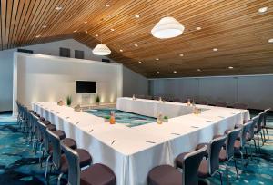 the belamar hotel manhattan beach tapestry by hilton