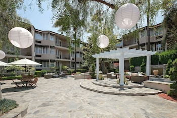 the belamar hotel manhattan beach tapestry by hilton