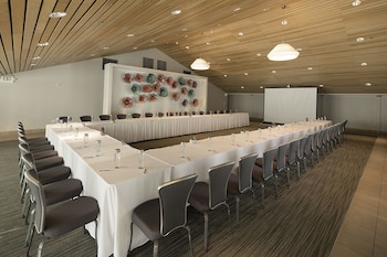 the belamar hotel manhattan beach tapestry by hilton