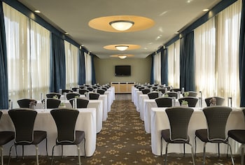 the belamar hotel manhattan beach tapestry by hilton