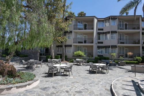 the belamar hotel manhattan beach tapestry by hilton