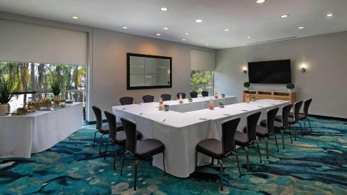 the belamar hotel manhattan beach tapestry by hilton