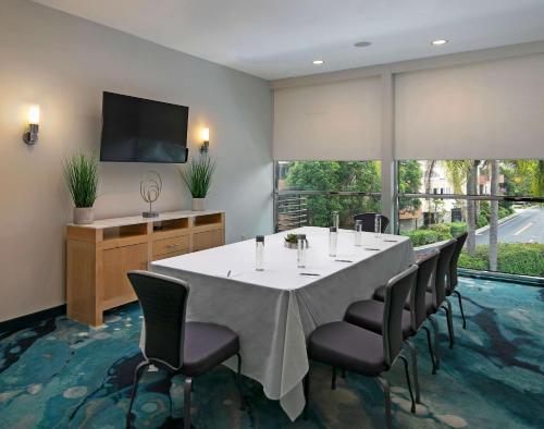 the belamar hotel manhattan beach tapestry by hilton