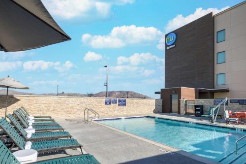 tru by hilton norco