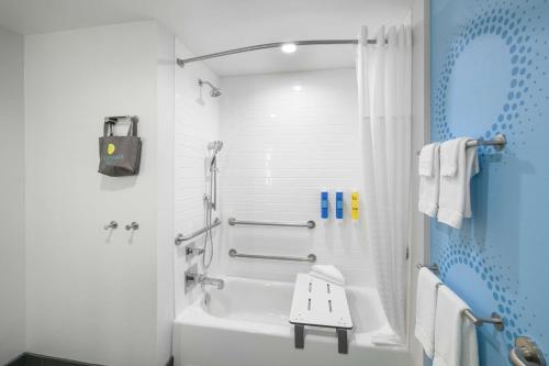 tru by hilton norco