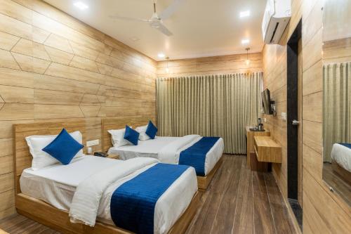 Hotel Noble Inn,Near Nehru Bridge,3 star