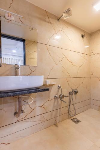 Hotel Noble Inn,Near Nehru Bridge,3 star