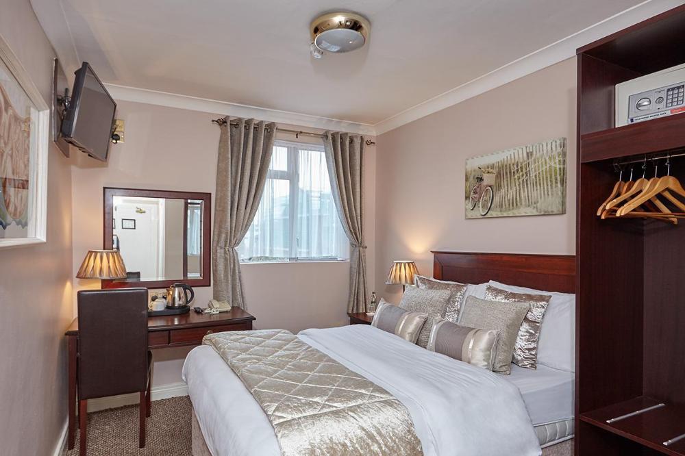 the uppercross house hotel