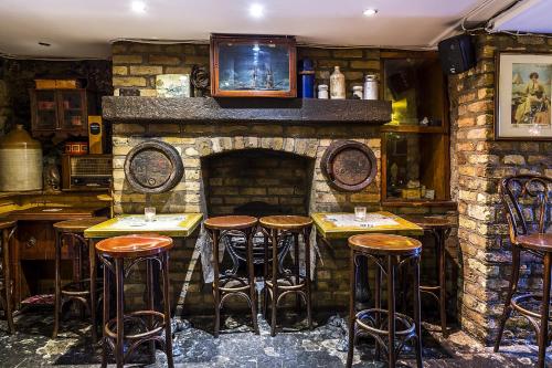 the uppercross house hotel