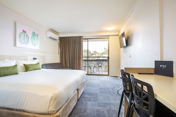 nightcap at shoppingtown hotel