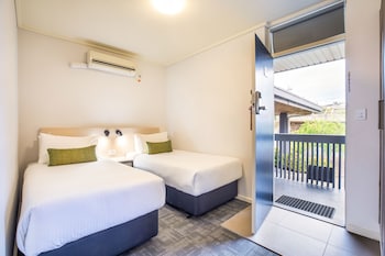 nightcap at shoppingtown hotel