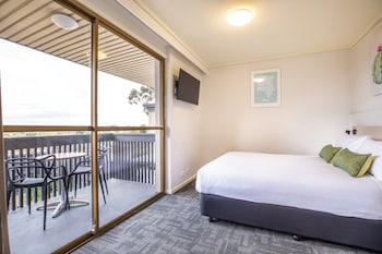 nightcap at shoppingtown hotel