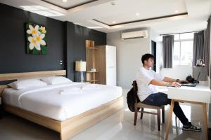 185 surawong hotel
