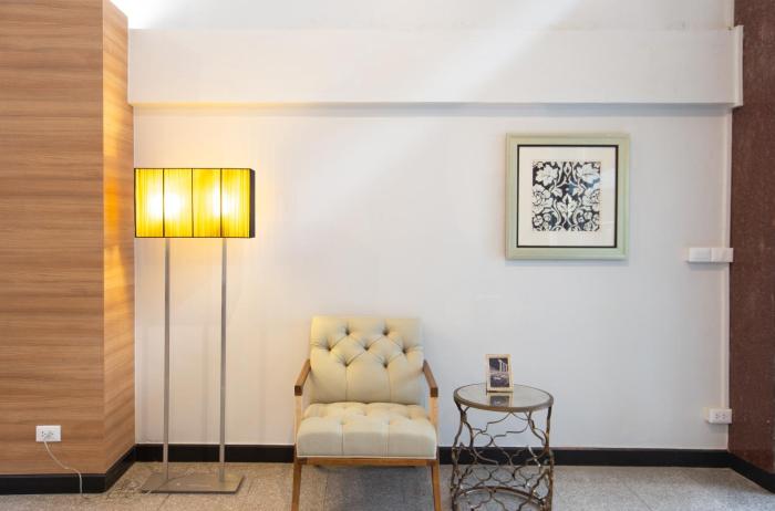 185 surawong hotel