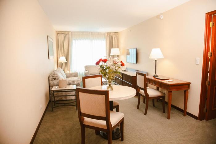 los tallanes hotel and suites