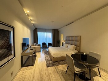 4leisure suites damac esclusiva towers