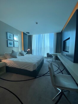 4leisure suites damac esclusiva towers