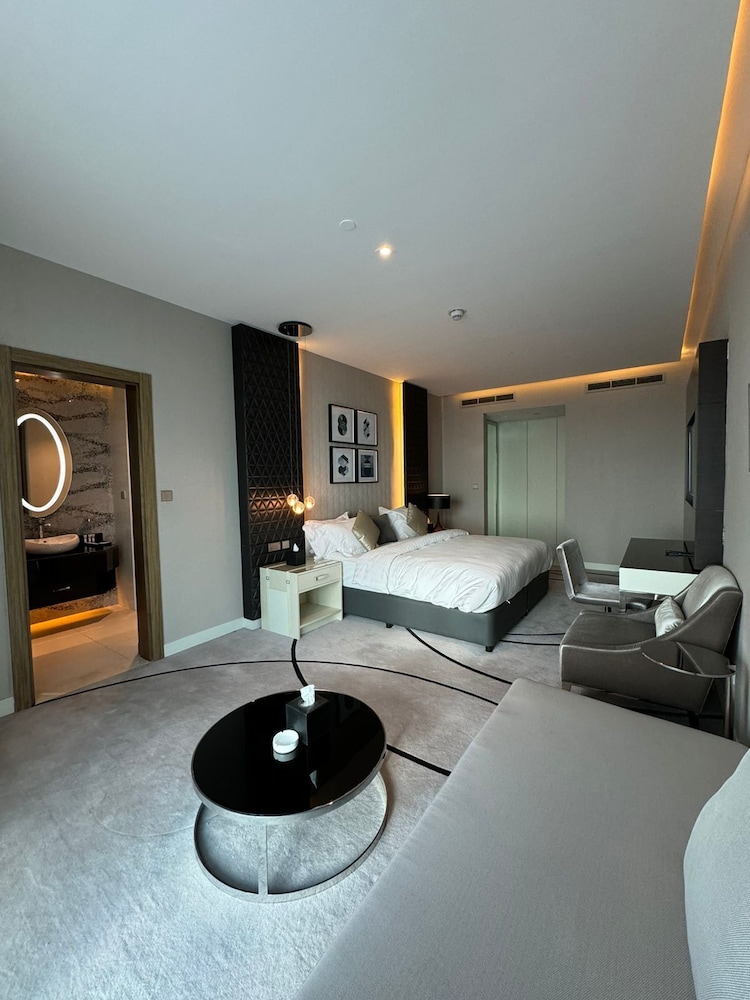 4leisure suites damac esclusiva towers