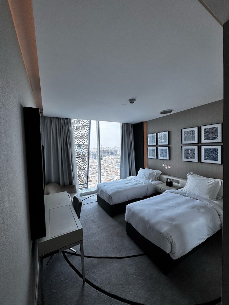 4leisure suites damac esclusiva towers