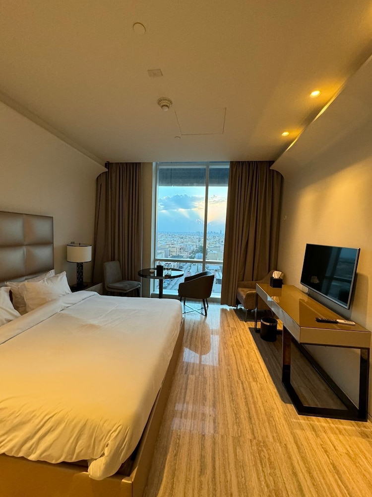 4leisure suites damac esclusiva towers