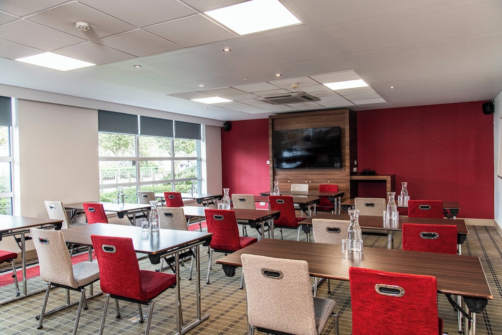 holiday inn express glasgow airport by ihg