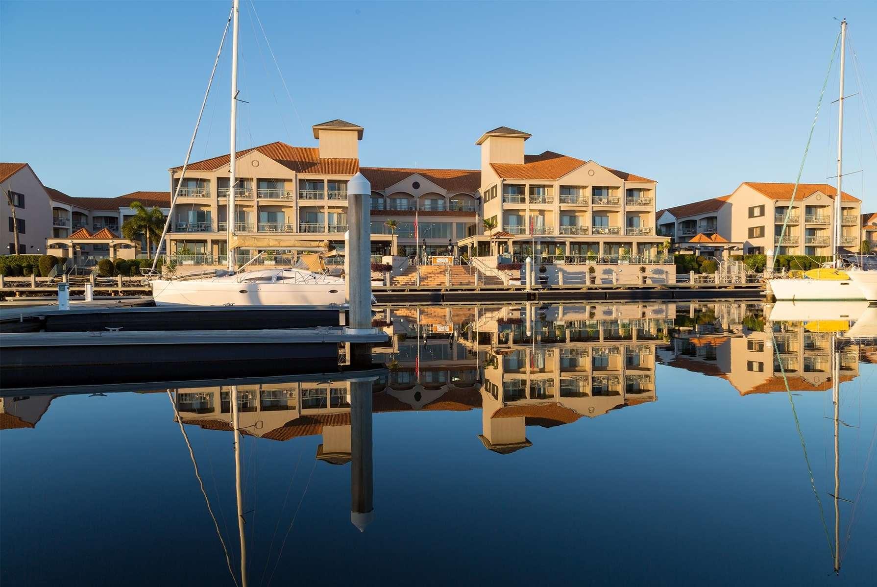Hope Harbour Hotel,Gold Coast>>Brisbane,3 star