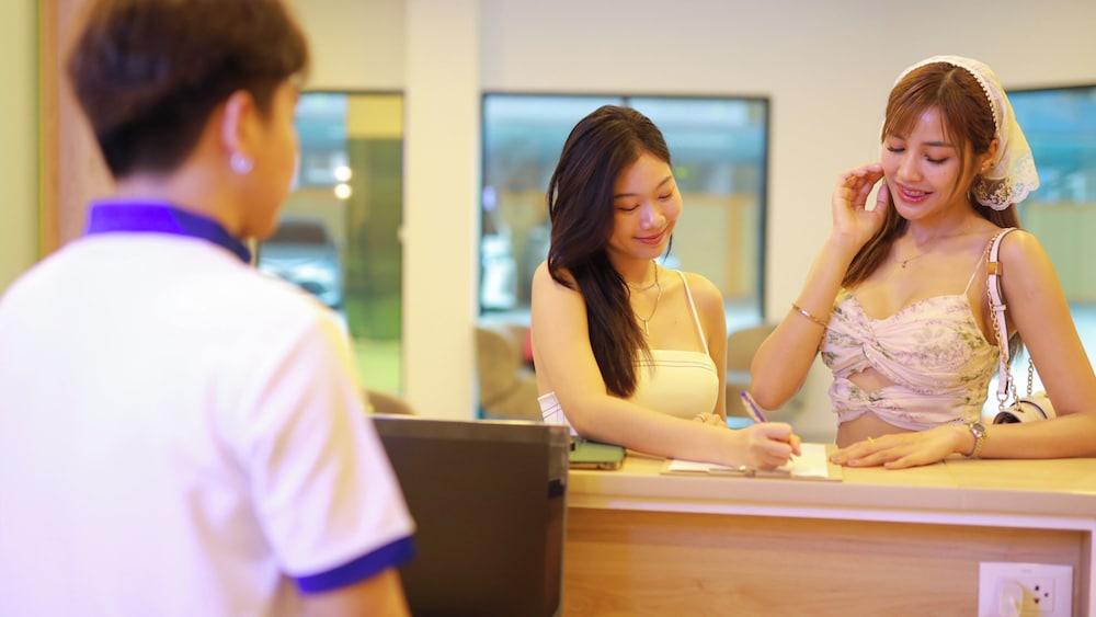 b2 bang saen premier hotel