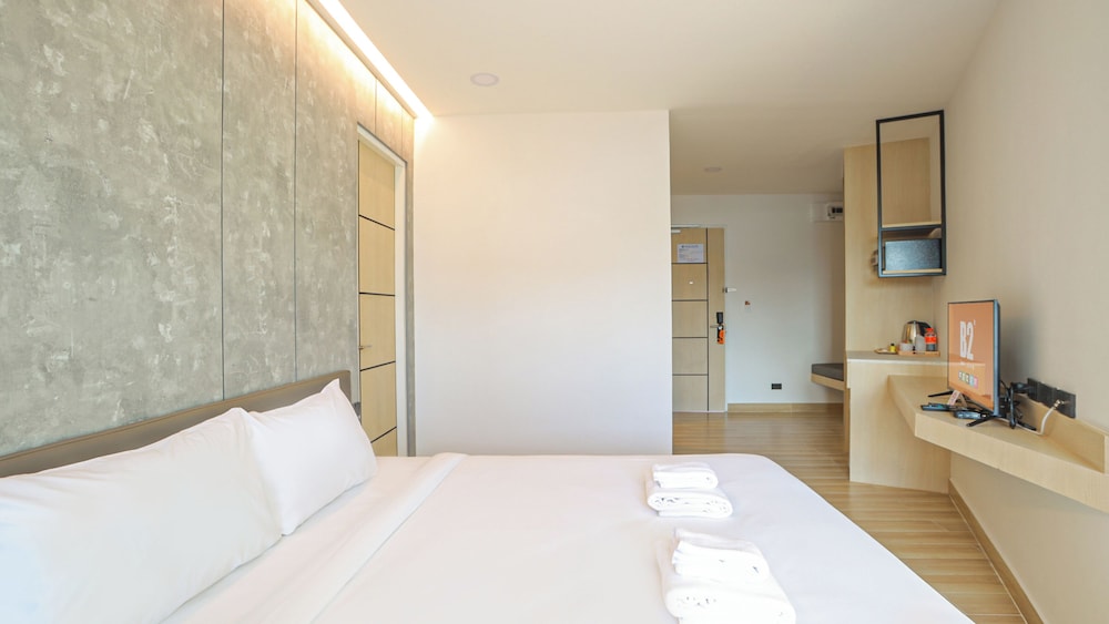 b2 bang saen premier hotel