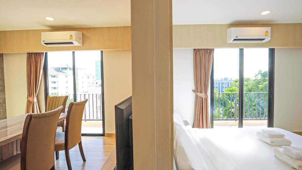 b2 bang saen premier hotel