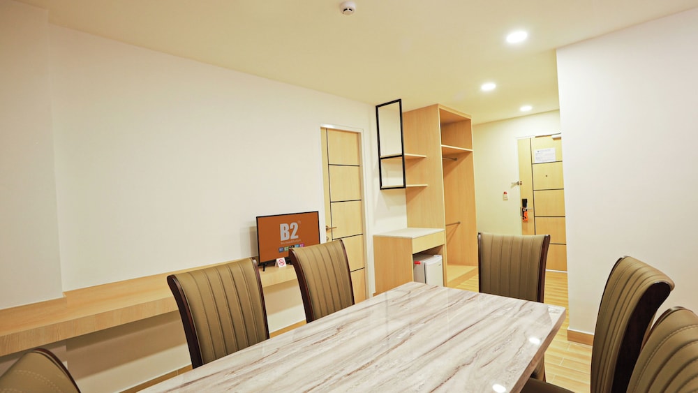 b2 bang saen premier hotel