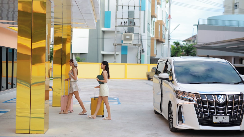 b2 bang saen premier hotel