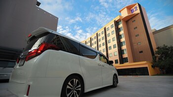 b2 bang saen premier hotel