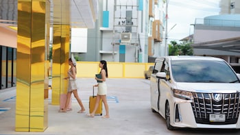 b2 bang saen premier hotel