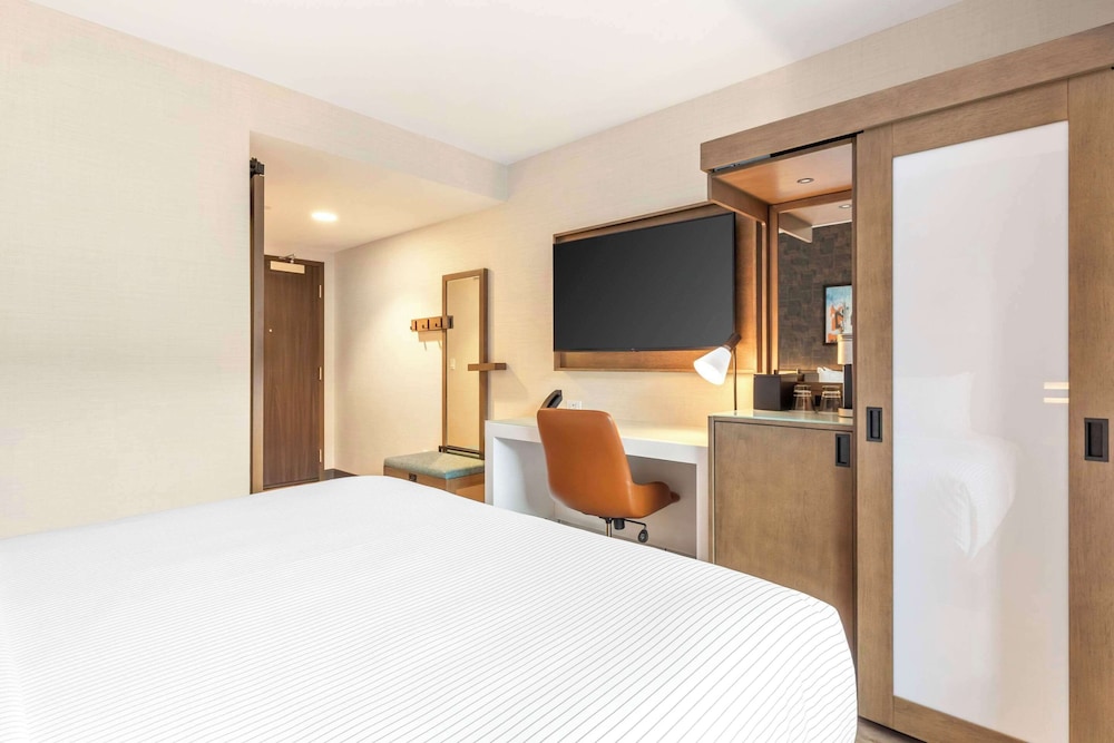 cambria hotel denver downtown rino