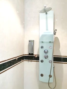 capital o 75451 podstel hostel bangkok