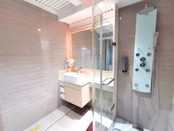 capital o 75451 podstel hostel bangkok