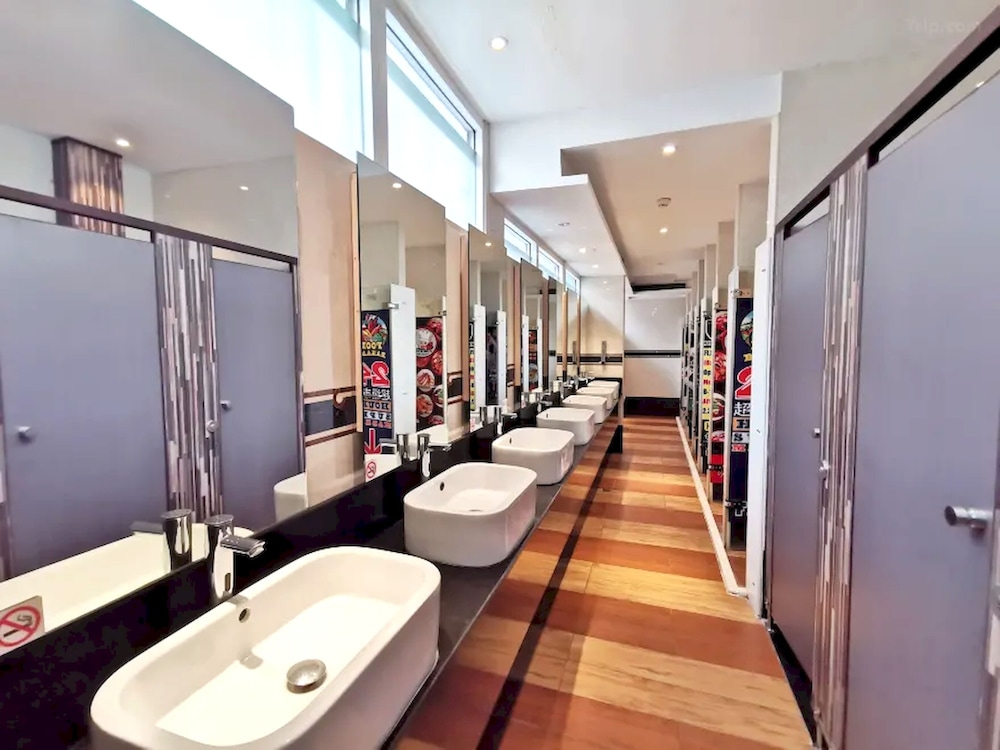 capital o 75451 podstel hostel bangkok