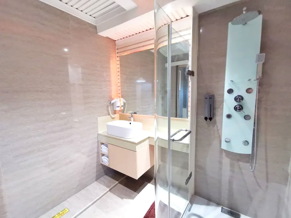 capital o 75451 podstel hostel bangkok