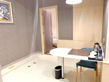 capital o 75451 podstel hostel bangkok